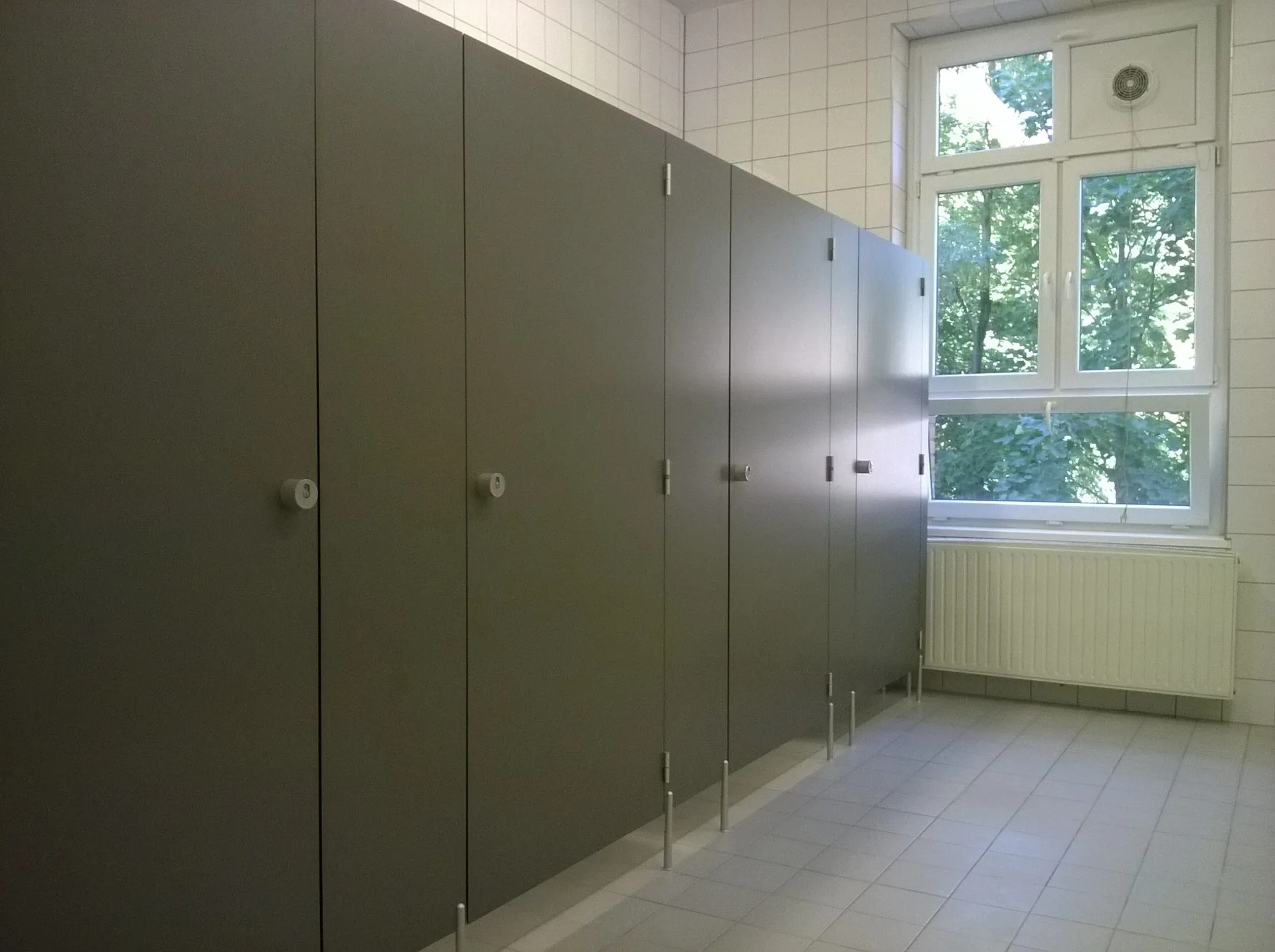 Wnętrze sanitariatu z kabinami HPL - realizacja HORMA